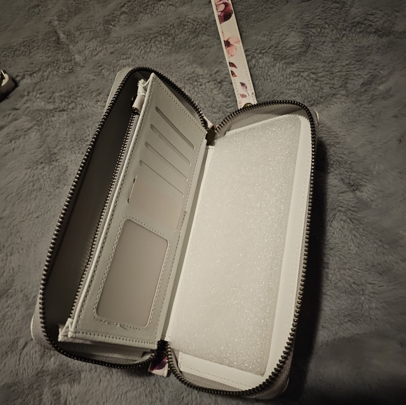 NWOT smartphone wristlet - Picture 2 of 4